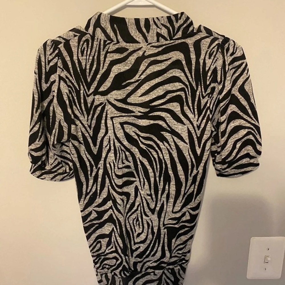 V-Neck top - Picture 2 of 2